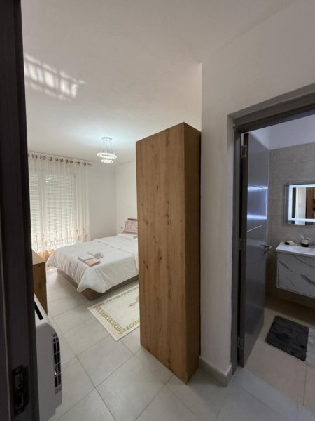 Tirane, jepet me qera apartament 3+1 Kati 1, 600 € 