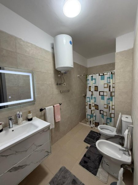 Tirane, jepet me qera apartament 3+1 Kati 1, 600 € 