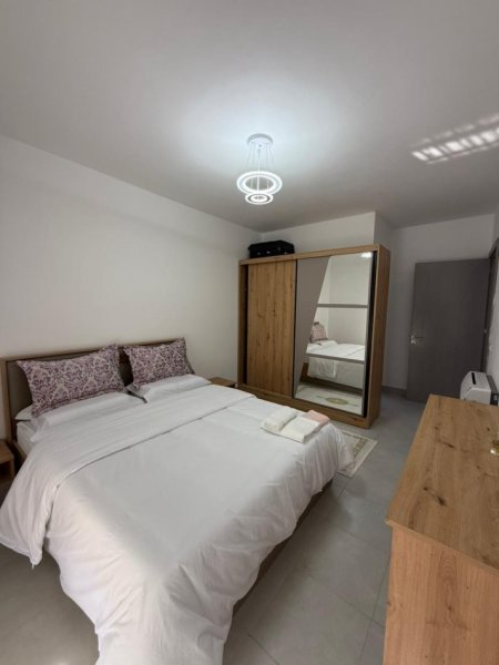 Tirane, jepet me qera apartament 3+1 Kati 1, 600 € 