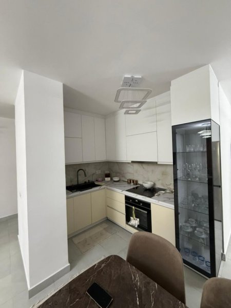 Tirane, jepet me qera apartament 3+1 Kati 1, 600 € 