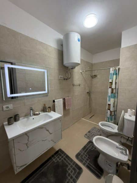 Tirane, jepet me qera apartament 3+1 Kati 5, 600 € 