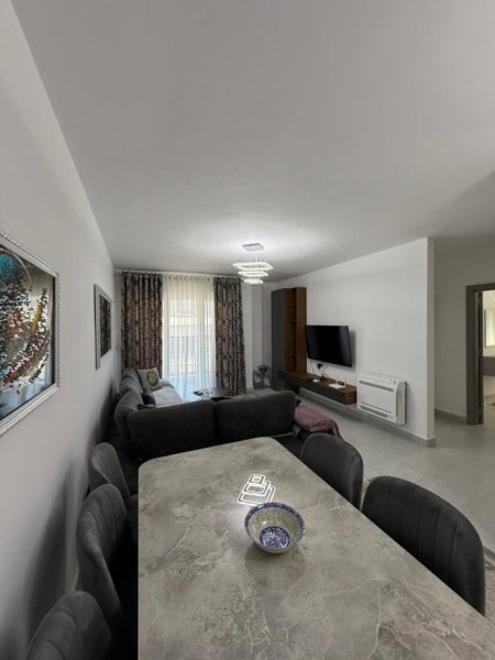 Tirane, jepet me qera apartament 3+1 Kati 5, 600 € 