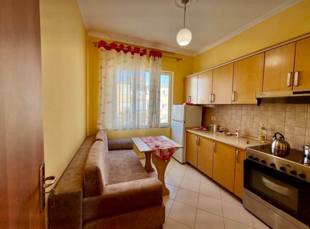 Tirane, jepet me qera apartament 1+1+Aneks+Ballkon Kati 4, 65 m² 500 € (Se bashku me post Parkimi Rruga e Durresit)