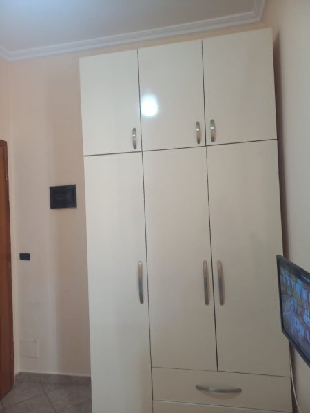 Tirane, jepet me qera apartament 1+1 Kati 3, 35 m² 300 € (Rruga 5 maji)