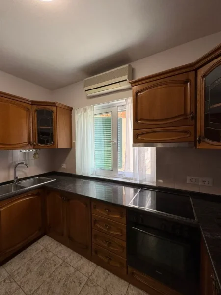 Tirane, jepet me qera apartament 2+1+Ballkon Kati 1, 90 m² 550 € (Qender)