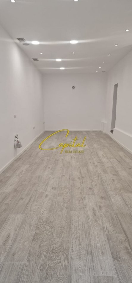 Tirane, shitet dyqan Kati 0, 54 m² 300.000 € (RRUGA BARDHYL)