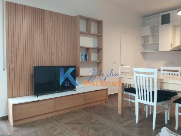 Tirane, jap me qera apartament 1+1+Ballkon Kati 6, 60 m² 450 € (Rruga 5 Maji, afer shkolles Tirana Jone)