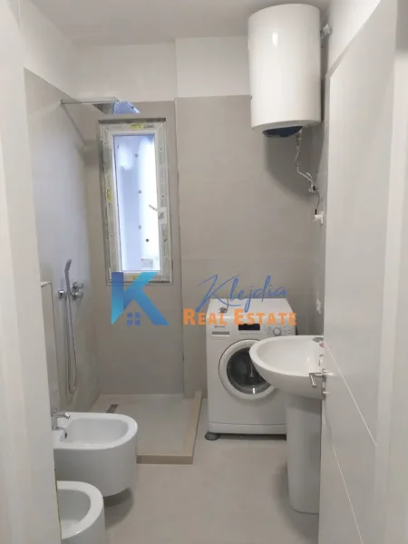Tirane, jap me qera apartament 1+1+Ballkon Kati 6, 60 m² 450 € (Rruga 5 Maji, afer shkolles Tirana Jone)