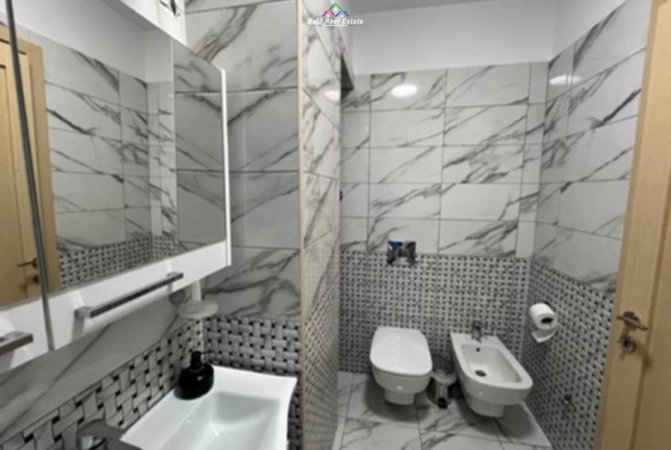 Tirane, jepet me qera apartament 2+1+Ballkon Kati 2, 94 m² 700 € (Kopshti Botanik)