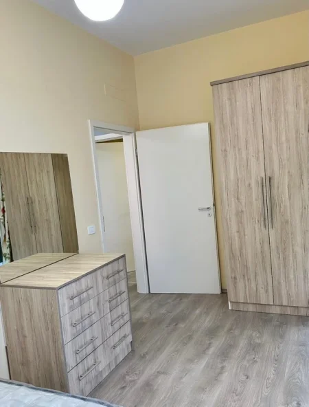 Tirane, jepet me qera apartament 2+1 , (Ali Dem, Kompleksi Mangalem 21)
