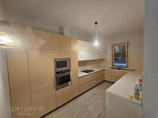 Tirane, jepet me qera apartament 2+1+Aneks+Ballkon Kati 1, 110 m² 650 € (Vilat Gjermane)