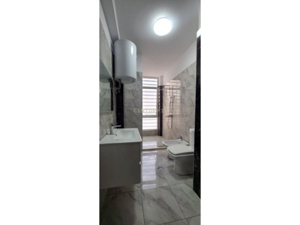 Tirane, jepet me qera apartament 1+1+Aneks+Ballkon Kati 4, 66 m² 700 € (Neom126444)