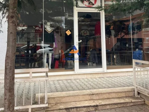 Tirane, shitet dyqan Kati 0, 43 m² 85.000 € (fresk)