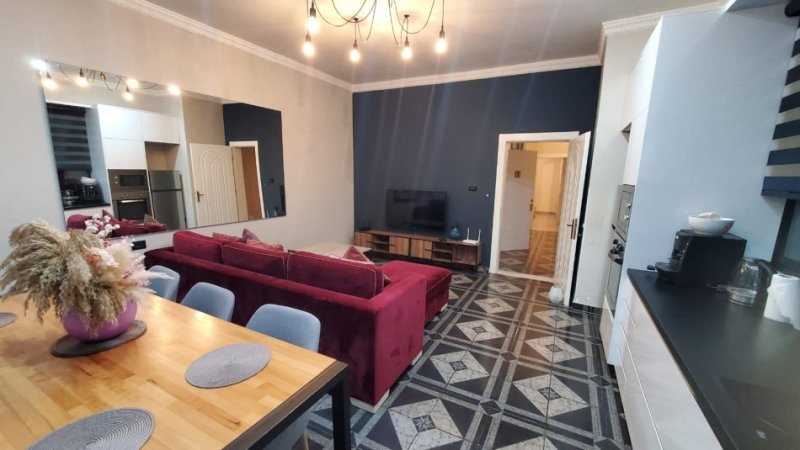 Tirane, jepet me qera apartament 3+1 Kati 2, 700 € (myslym shyri)