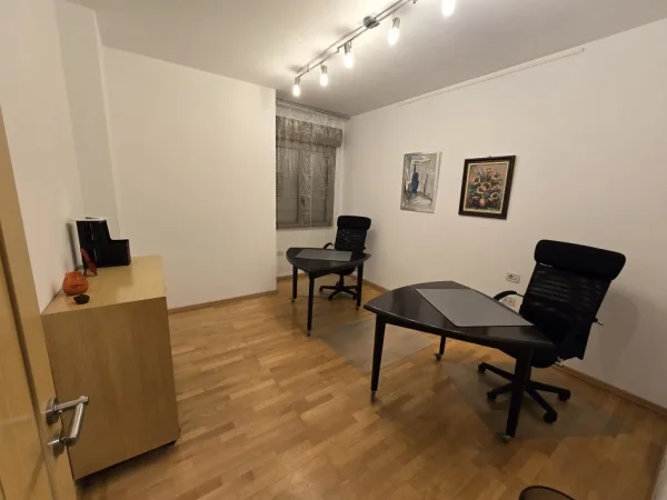 Tirane, jepet me qera zyre , 105 m² 1.100 € (Qender)
