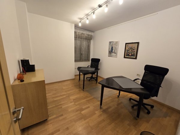 Tirane, jepet me qera zyre , 105 m² 1.100 € (Qender)