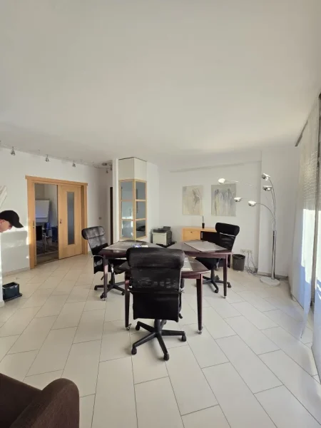 Tirane, jepet me qera zyre , 105 m² 1.100 € (Qender)