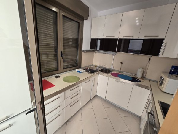 Tirane, jepet me qera zyre , 105 m² 1.100 € (Qender)