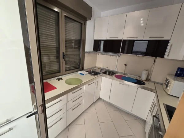 Tirane, jepet me qera zyre , 105 m² 1.100 € (Qender)