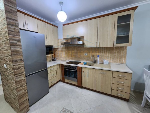 Tirane, jepet me qera apartament 1+1 Kati 4, 70 m² 630 € 