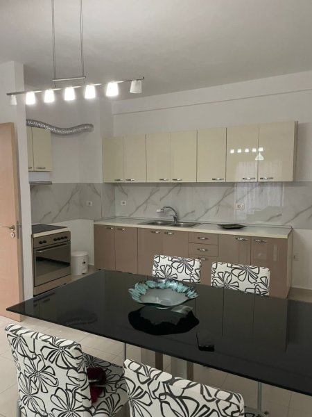 Tirane, jepet me qera apartament 3+1 Kati 6, 110 m² 600 € (Yzberisht)