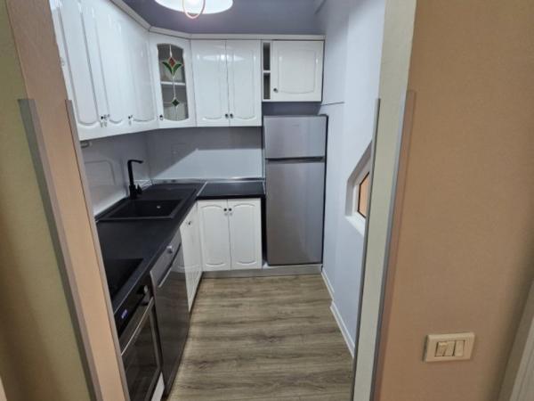 Tirane, jepet me qera apartament 2+1 Kati 4, 130 m² 1.300 € (qender)