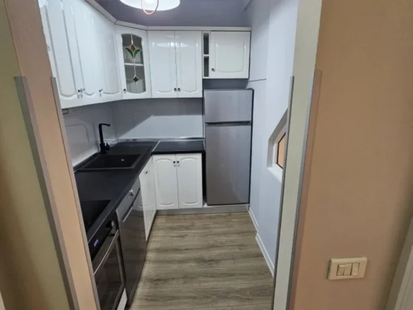 Tirane, jepet me qera apartament 2+1 Kati 4, 130 m² 1.300 € (qender)