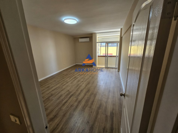 Tirane, jepet me qera apartament 2+1 Kati 4, 130 m² 1.300 € (qender)