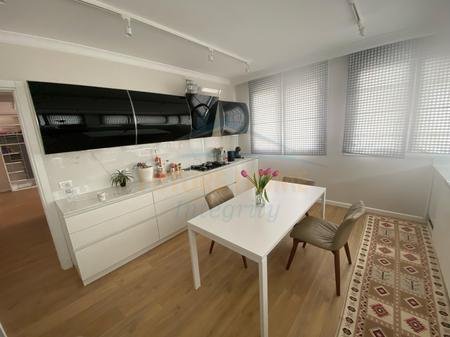 Tirane, jepet me qera apartament 3+1 Kati 1, 170 m² 1.800 € 