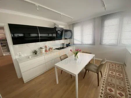 Tirane, jepet me qera apartament 3+1 Kati 1, 170 m² 1.800 € 