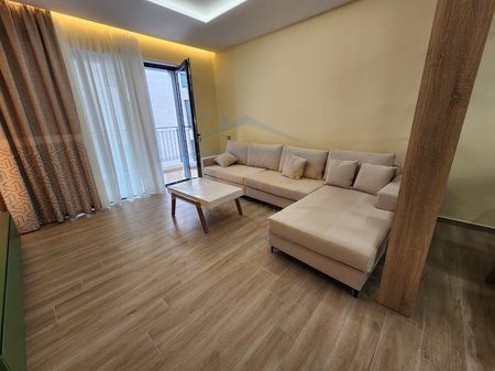 Tirane, jepet me qera apartament 2+1 Kati 4, 1.400 € 