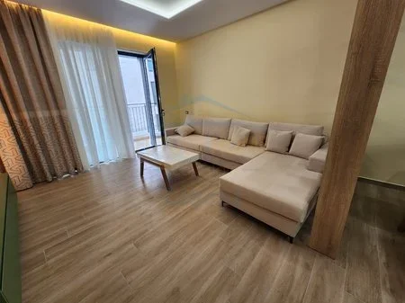 Tirane, jepet me qera apartament 2+1 Kati 4, 1.400 € 