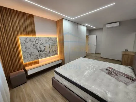 Tirane, jepet me qera apartament 2+1 Kati 4, 1.400 € 
