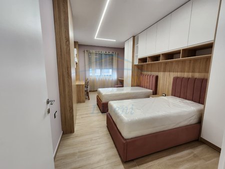 Tirane, jepet me qera apartament 2+1 Kati 4, 1.400 € 