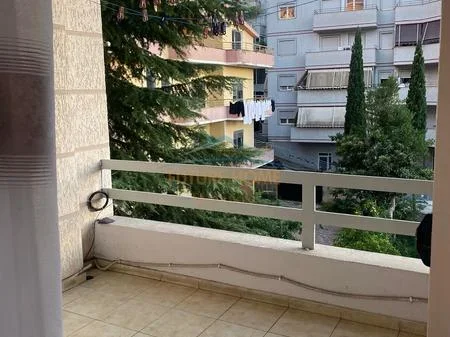 Tirane, jepet me qera apartament 2+1 Kati 2, 87 m² 420 € 