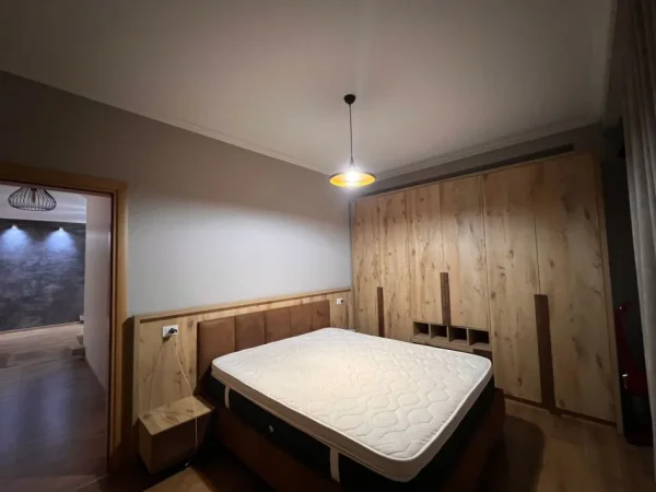 Tirane, jepet me qera apartament 2+1 Kati 2, 900 € 