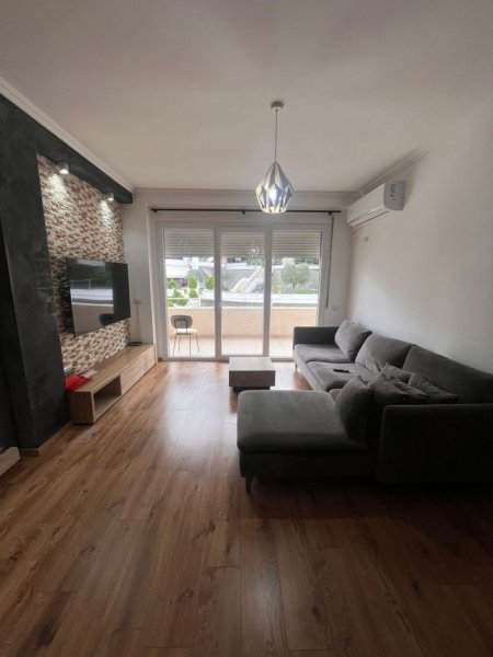 Tirane, jepet me qera apartament 2+1 Kati 2, 900 € 