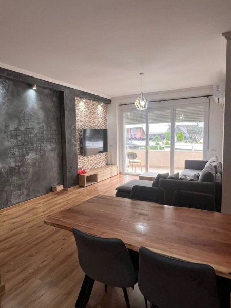 Tirane, jepet me qera apartament 2+1 Kati 2, 900 € 