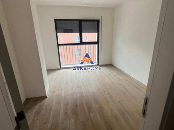 Tirane, jepet me qera zyre Kati 6, 98 m² 670 € (jordan misja)