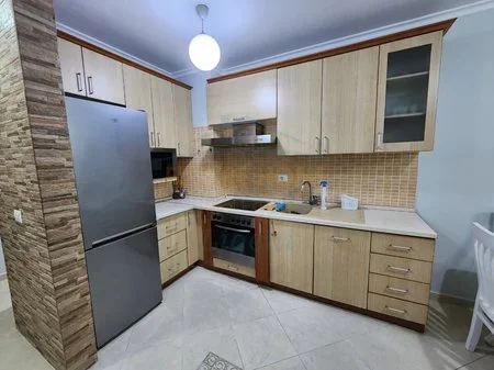 Tirane, jepet me qera apartament 1+1 Kati 4, 70 m² 630 € 