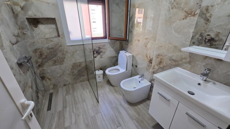 Tirane, jepet me qera zyre Kati 3, 115 m² 1000 € (Komuna e Parisit)