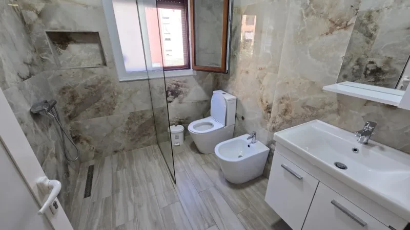 Tirane, jepet me qera zyre Kati 3, 115 m² 1000 € (Komuna e Parisit)