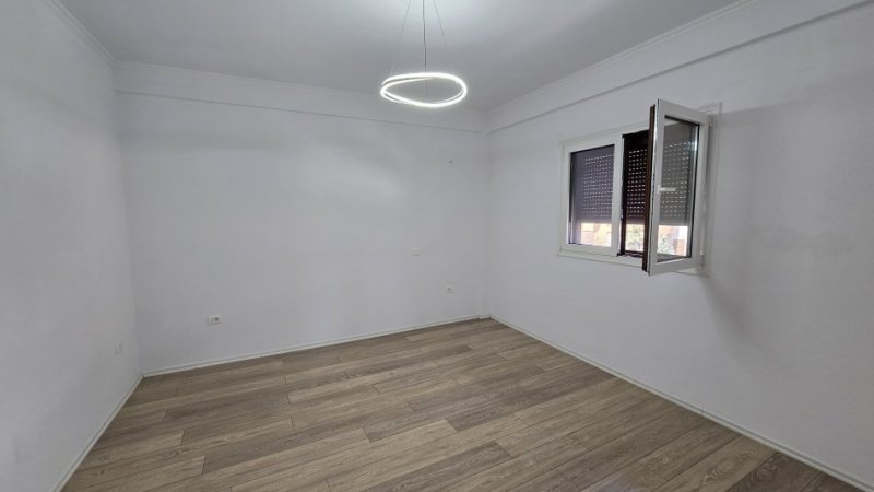 Tirane, jepet me qera zyre Kati 3, 115 m² 1000 € (Komuna e Parisit)