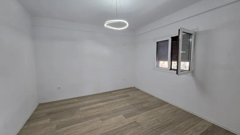 Tirane, jepet me qera zyre Kati 3, 115 m² 1000 € (Komuna e Parisit)