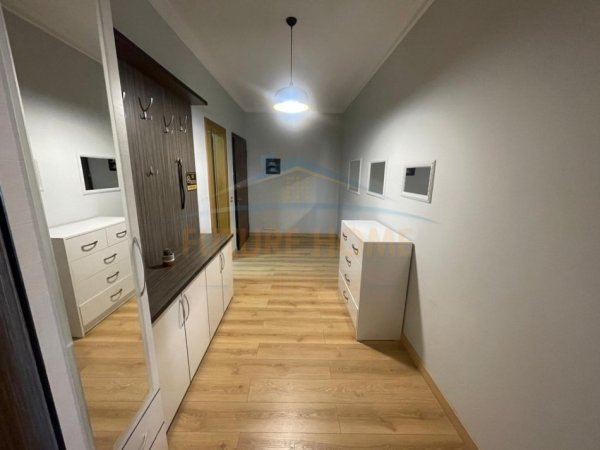 Tirane, jepet me qera apartament 3+1 Kati 4, 134 m² 1.200 € (Liqeni i Thate , Prane Radisson)