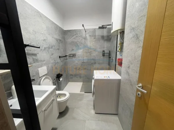 Tirane, jepet me qera apartament 3+1 Kati 4, 134 m² 1.200 € (Liqeni i Thate , Prane Radisson)