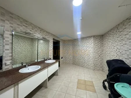 Tirane, jepet me qera ambjent biznesi Kati 1, 418 m² 2.900 € 