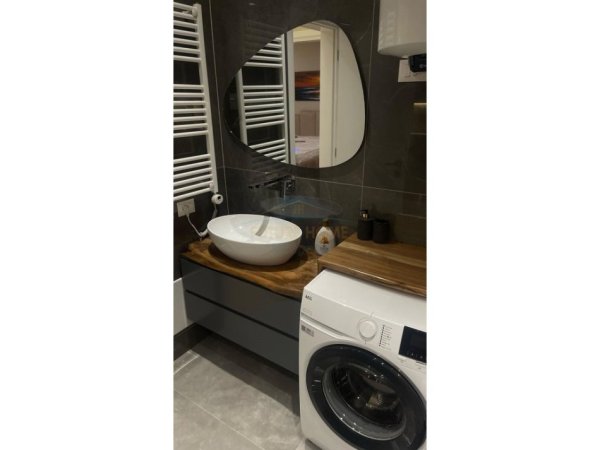 Tirane, jepet me qera apartament 3+1+3 Kati 3, 113 m² 1.500 € (Liqeni i Thate)