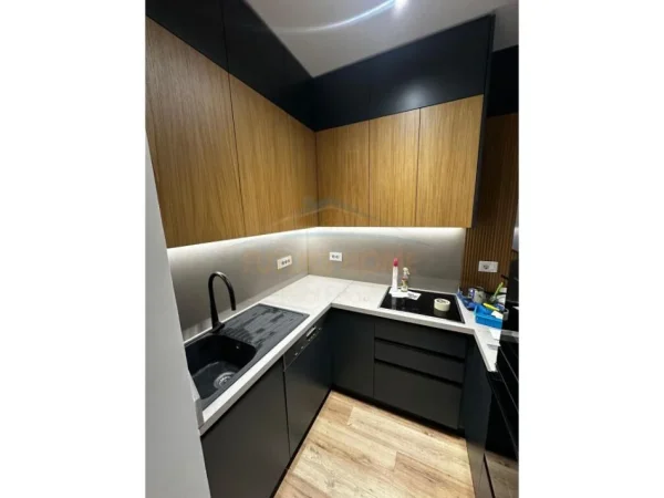 Tirane, jepet me qera apartament 2+1 Kati 2, 105 m² 1.100 € 