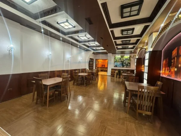 Tirane, jepet me qera ambjent biznesi Kati -1, 413 m² 2.900 € (Bulevardi i Ri)